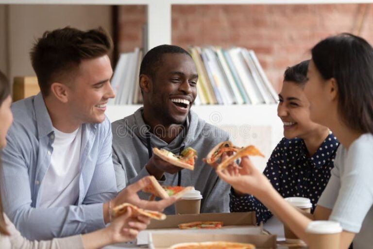 entrega de comida rapida feliz en restaurante