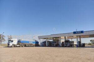 estacion de servicio ypf en carretera argentina
