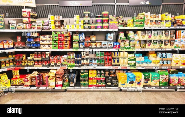 estantes llenos de productos variados supermercado