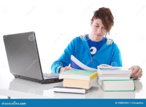 estudiante con libros y laptop estudiando
