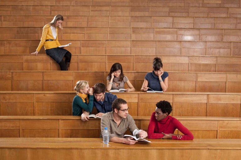 Cuáles son las materias del plan de estudios UBA para cada carrera 41 estudiantes en aula universitaria estudiando juntos