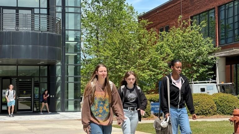 Cuál Es La Fecha De Inscripción Para UBA XXI Y Cómo Inscribirse 33 estudiantes inscribiendose en universidad moderna