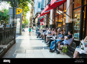 exterior cafe martinez avenida de mayo gente disfrutando