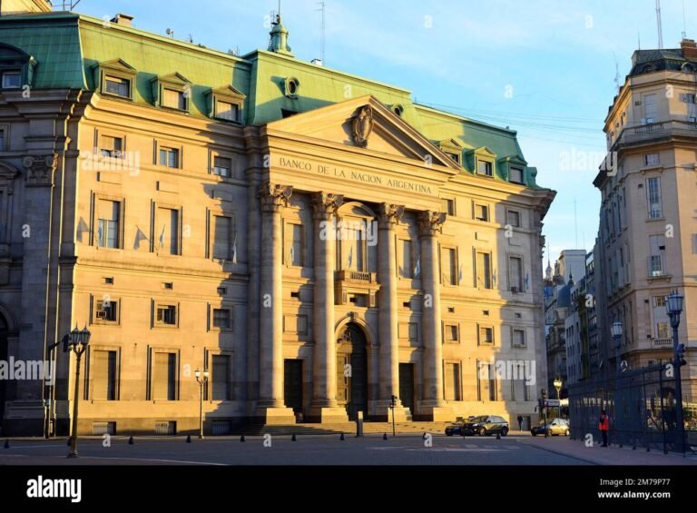 fachada banco clasico amanecer argentina