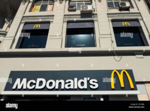 fachada mcdonalds con cartel santa fe buenos aires