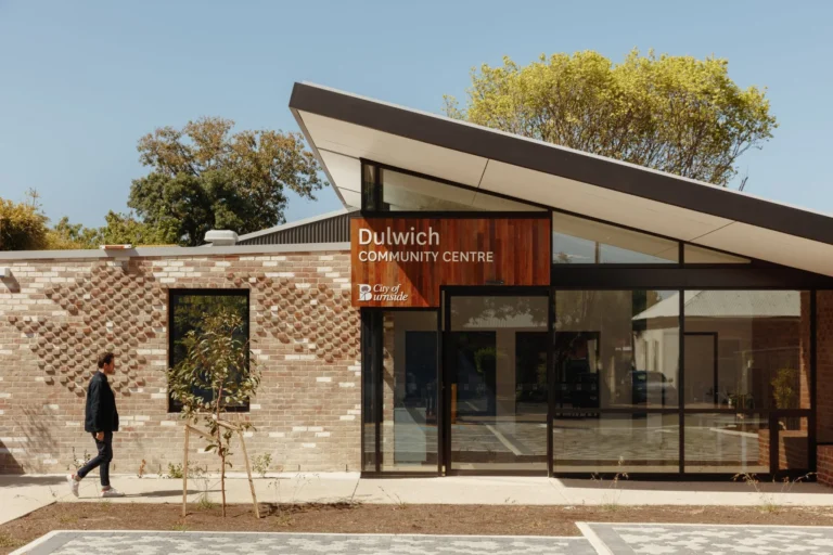 fachada moderna centro de servicios comunitarios