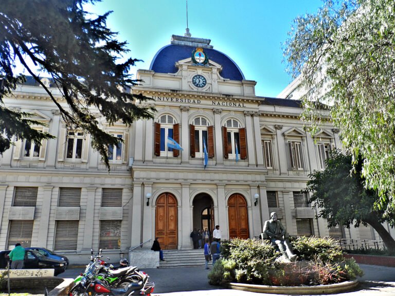 Dónde queda y cómo contactar al personal de Casa Central La Plata