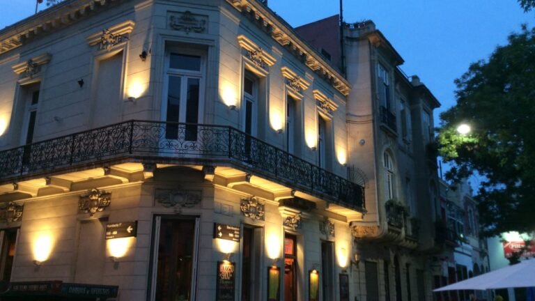 fachada restaurante tradicional buenos aires noche