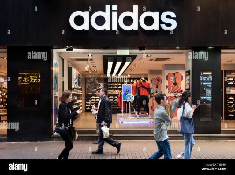 Dónde se encuentra Adidas Dot Baires Shopping y qué productos ofrece 21 fachada tienda adidas dot baires shopping