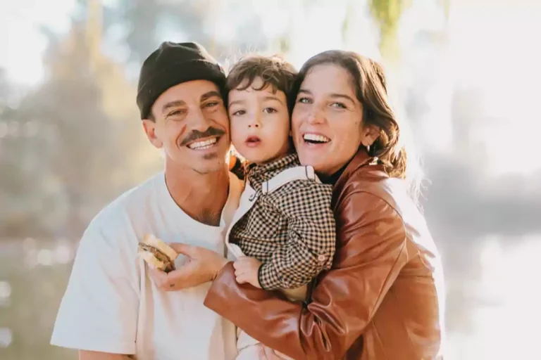 familia argentina con ninos sonrientes al aire libre