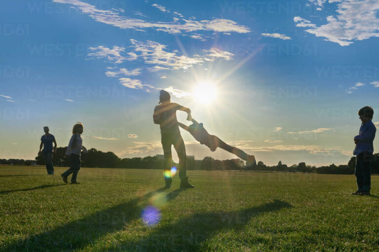 Qué servicios ofrece Abril Club de Campo para familias en Argentina 9 familia disfrutando parque y actividades al aire libre