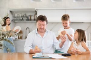 familia feliz con documentos y dinero