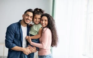 familia feliz eligiendo seguro de salud argentina