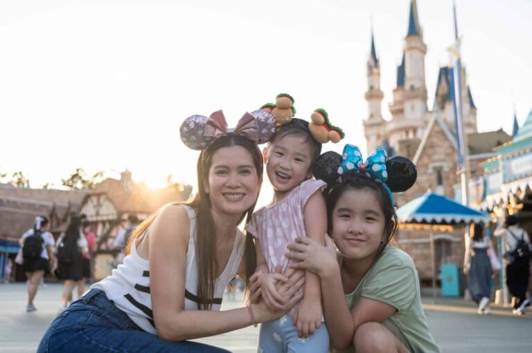 familia feliz en disney world parque tematico