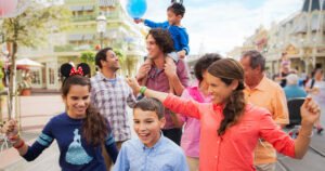 familia feliz en parque tematico disney