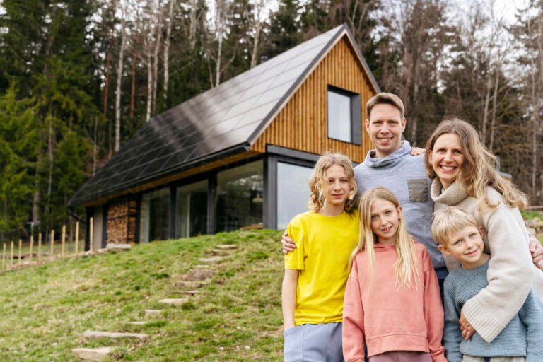 familia feliz frente a casa moderna nueva