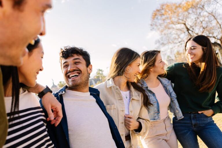 grupo de personas sonriendo en parque urbano