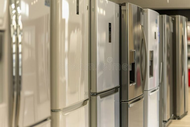 heladeras modernas en exhibicion tienda electrodomesticos