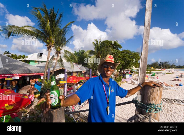hombre sonriente en mercado frente mar
