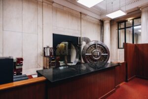 interior clasico de banco con caja fuerte abierta