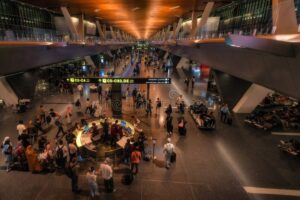 interior moderno de aeropuerto con pasajeros