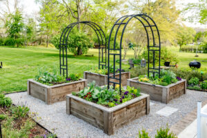 jardin bien cuidado con herramientas basicas