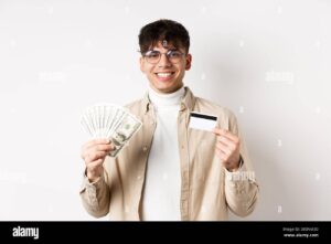 joven feliz con dni y dinero efectivo