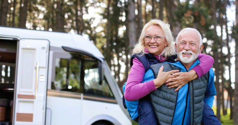 jubilado feliz recibiendo asesoria financiera