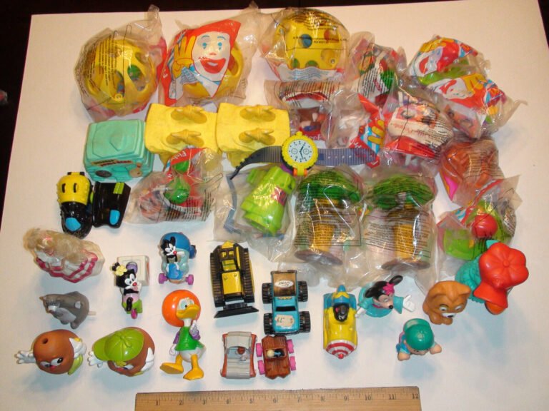 Qué juguetes están disponibles actualmente en McDonald's Argentina 2 juguetes infantiles variados en restaurante mcdonalds