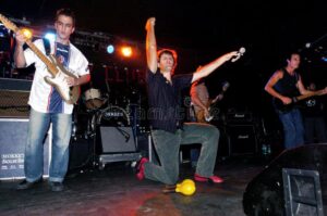 los piojos banda tocando en concierto