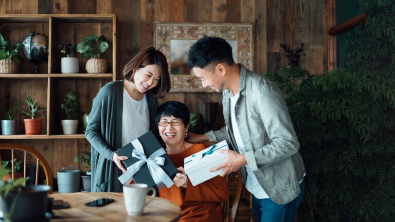 Cuáles son las promociones del Banco Provincia para el Día de la Madre 10 madre feliz recibiendo regalo y tarjeta bancaria