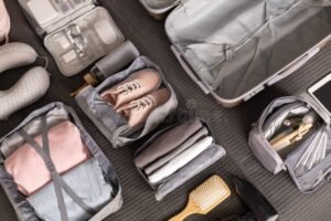 maleta abierta con articulos esenciales organizada