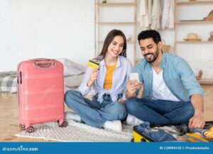 maletas junto a una tarjeta de credito