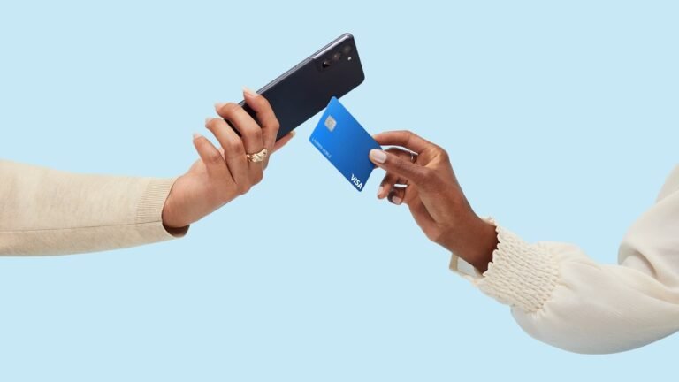 mano controlando pagos automaticos en smartphone