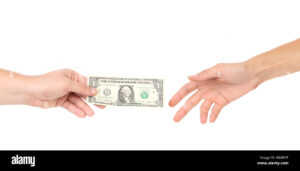 mano entregando dinero en efectivo