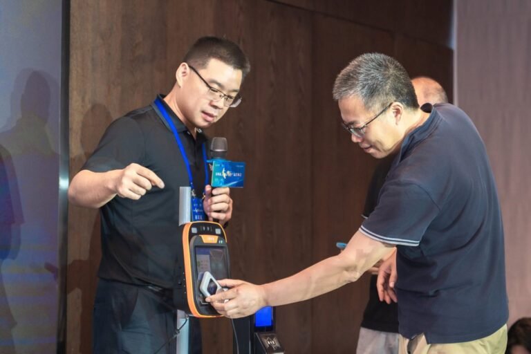 mano entregando tarjeta transporte adulto mayor