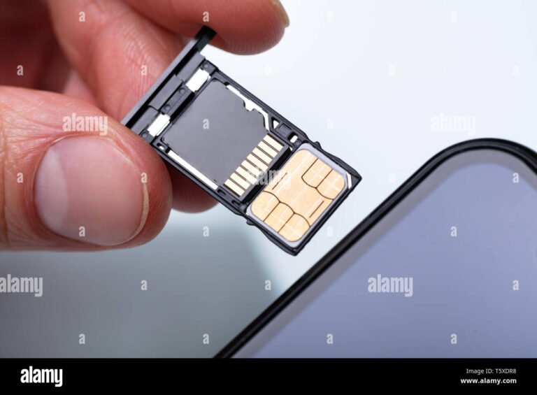mano insertando chip sim en celular
