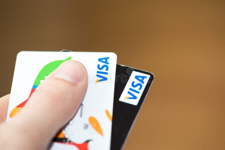 mano sosteniendo dos tarjetas de credito visa