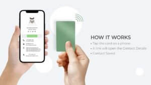 mano sosteniendo tarjeta auh y celular