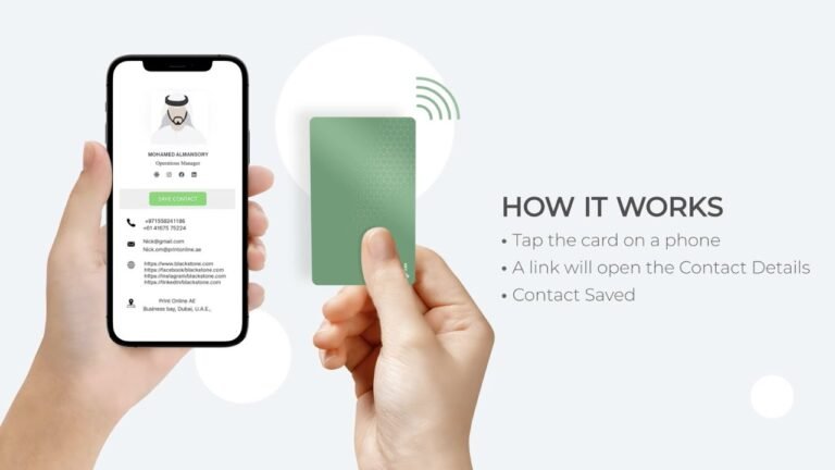 Cómo puedo saber si me sacaron la AUH sin ir a ANSES 11 mano sosteniendo tarjeta auh y celular