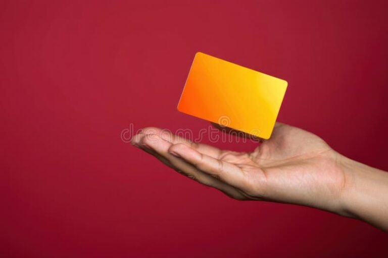 mano sosteniendo tarjeta de credito naranja 2