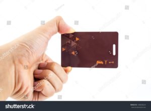 mano sosteniendo tarjeta debito y llave