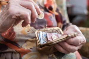 manos de jubilados contando dinero argentino