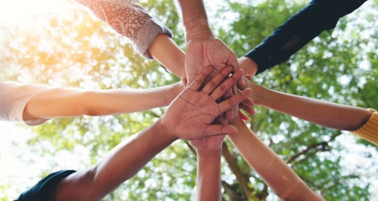 manos entregando ayuda economica simbolica