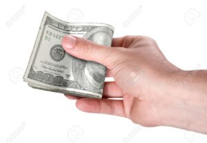 manos entregando billetes de dolares bancarios