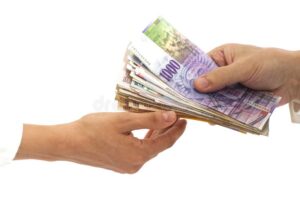 manos entregando dinero billetes internacionales bancos