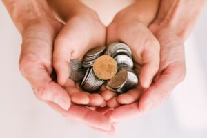 manos entregando dinero efectivo bancos familiares