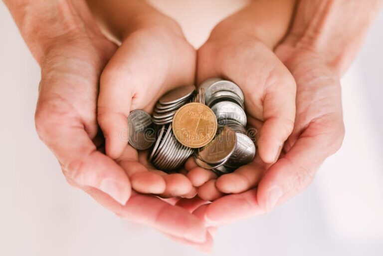 manos entregando dinero efectivo bancos familiares