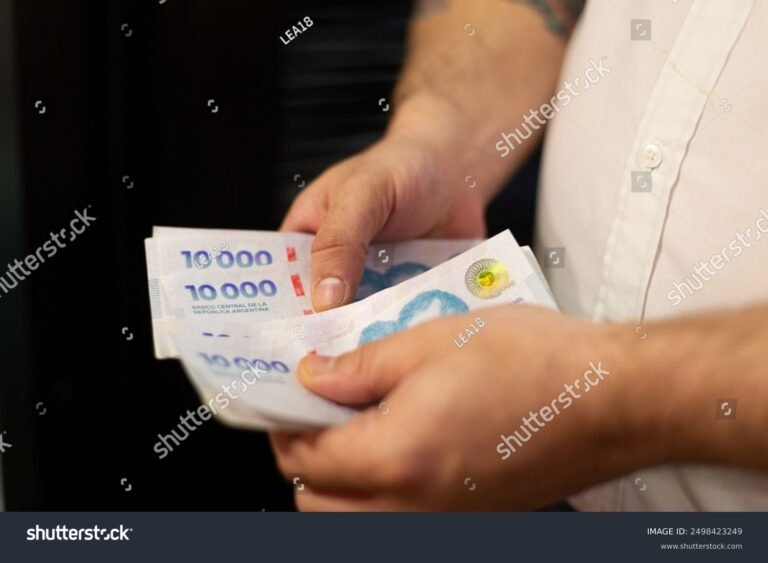 manos entregando dinero en argentina
