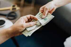 manos entregando dinero en prestamo